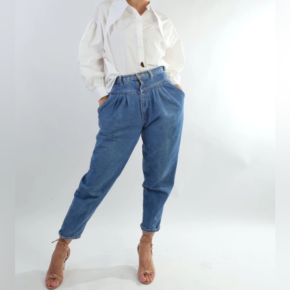 BDG | Urban Outfitters Vintage High-Waisted Pleated Mom Jeans Light Wash Denim